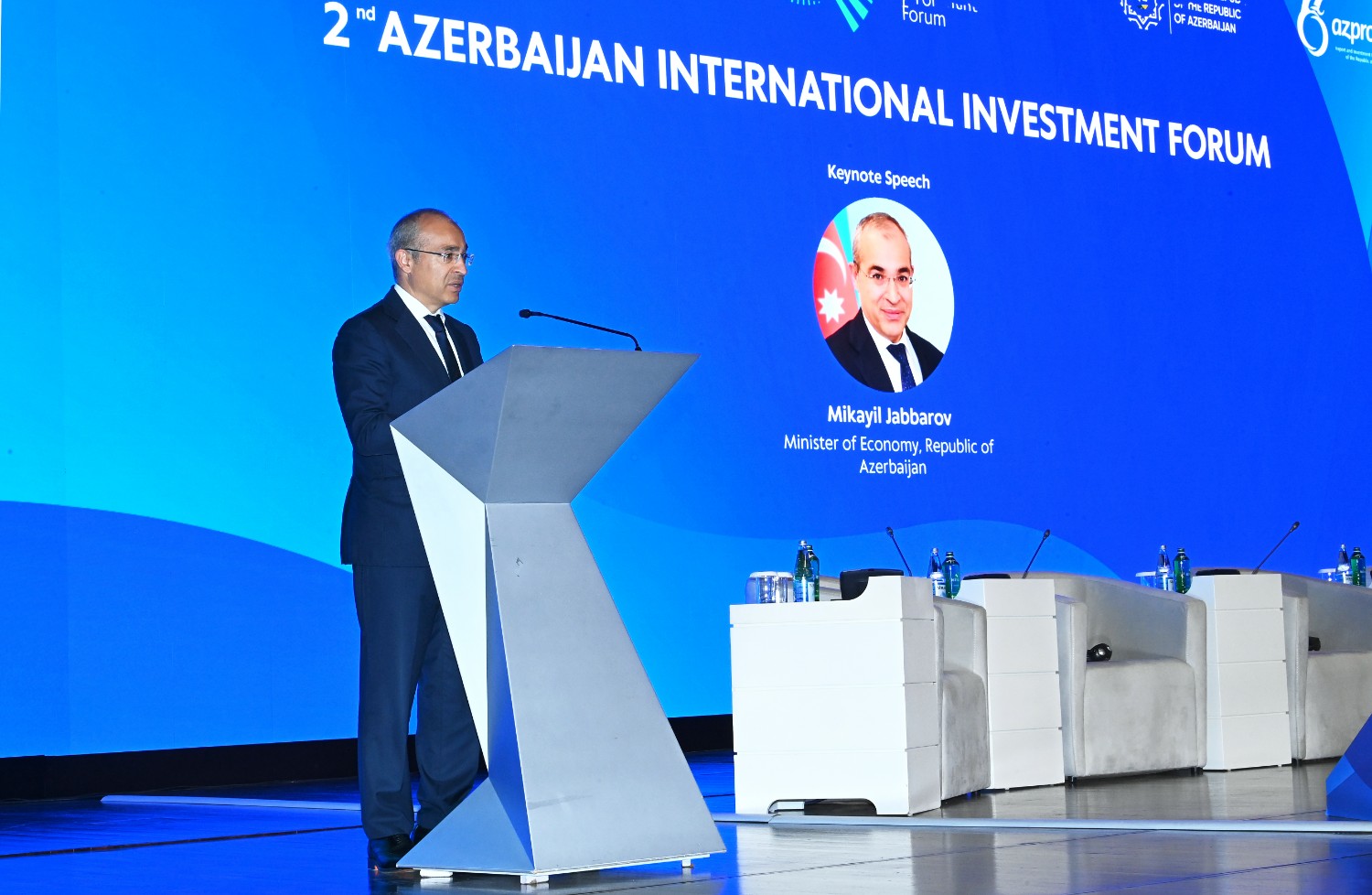 İkinci Azərbaycan Beynəlxalq İnvestisiya Forumunda Azərbaycanın regionlar arasında strateji keçid kimi rolu müzakirə olunub